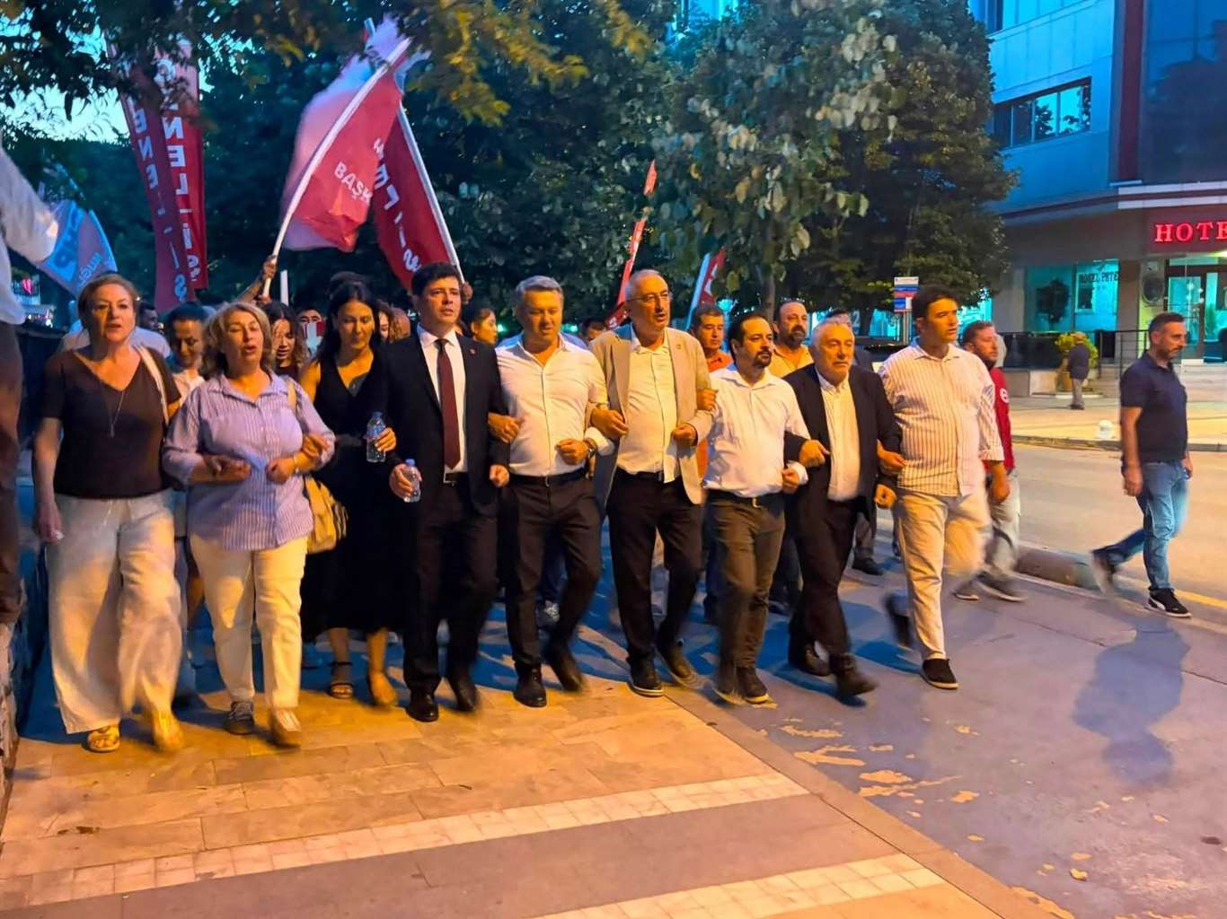 CHP'lilerden büyük tepki: Meydanlarda 